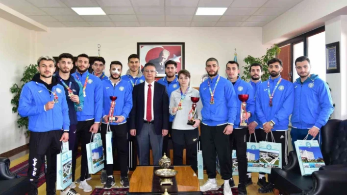 Şampiyon sporculardan, Rektör Prof. Dr. İlter Kuş'a ziyaret