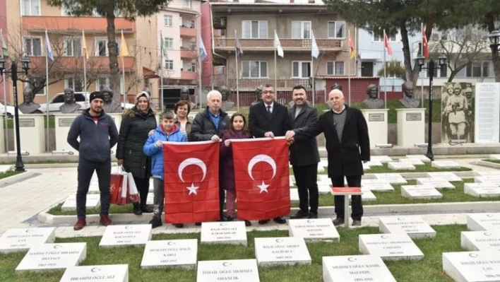 Şehitlikte taşları kardan temizleyen çocuklar: 'Şehitlerimizin ismi hep okunsun, silinmesin istedik'