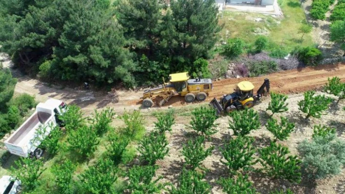 Şehzadeler Belediyesi 27 kilometre daha ova yolunu bakımı yaptı