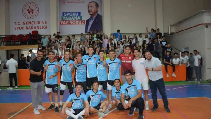 Selendi'de liseler arası futbol ve voleybol turnuvası sona erdi