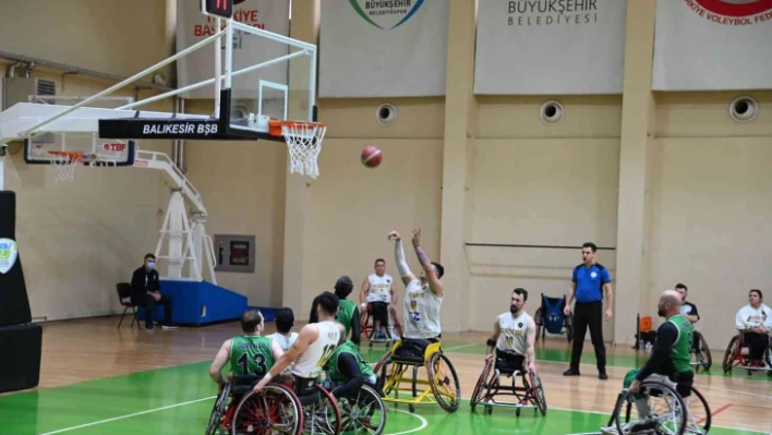 Tekerlekli sandalye basketbol takımı farklı kazandı