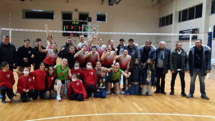 Voleybolda Ayvalık derbisini Kırmızı Şimşekler kazandı